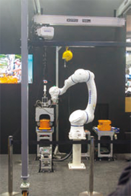 【写真③】「バランサ ロボット コラボレーションシステム」のデモ。バランサが荷重を支え、ロボットが搬送や組立作業を自動で行う