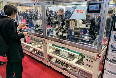 展示ケース内で稼働する「次世代リニア搬送システム」